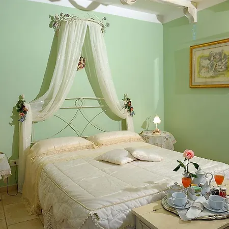فندق مبيت وإفطار Mirella Charming 4*